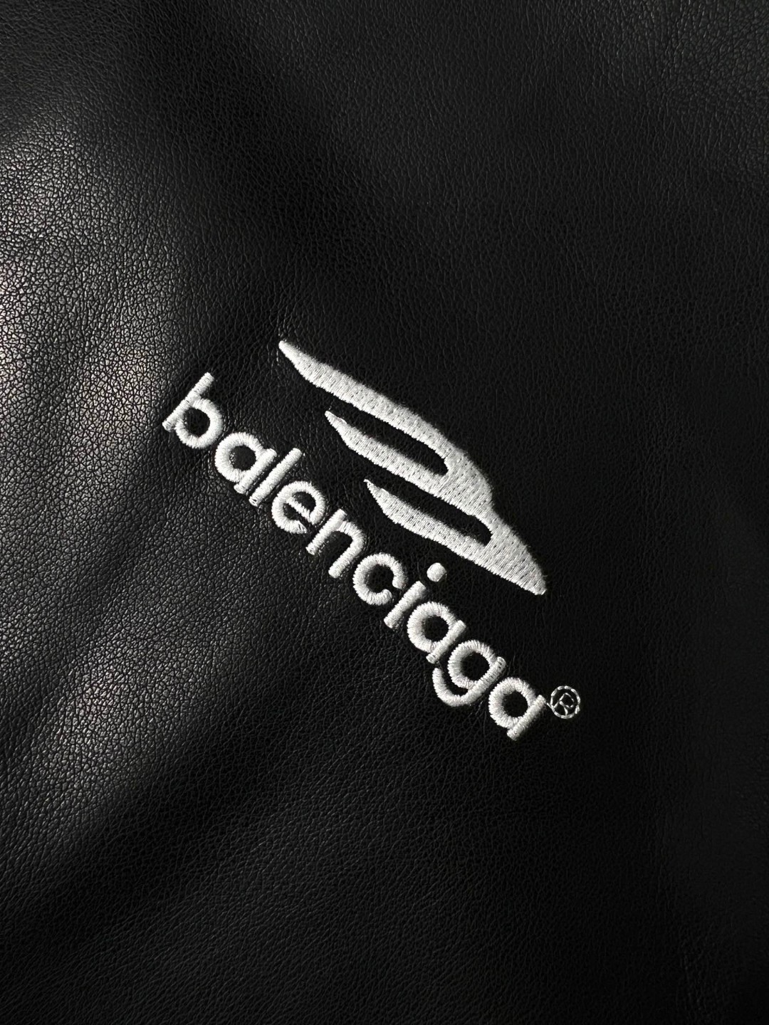 Balenciaga 巴黎世家 SS23 字母刺绣Logo 连帽夹克 皮衣 宽松 外套 秋冬款 黑色 697771TMS021000