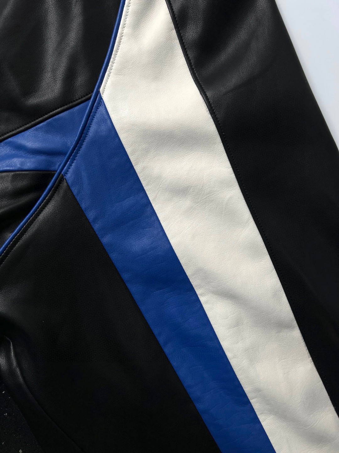 Balenciaga 巴黎世家 拼色字母logo印花 连帽皮衣 外套 夹克 秋冬 黑色 697771TMS021972