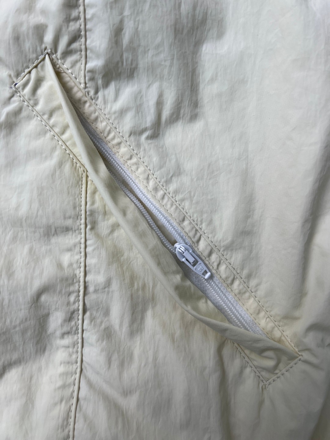 Balenciaga 巴黎世家 FW23 Logo字母印花撞色防晒立领夹克 长袖 冲锋衣 外套 秋冬 米白色 746483TOO489000