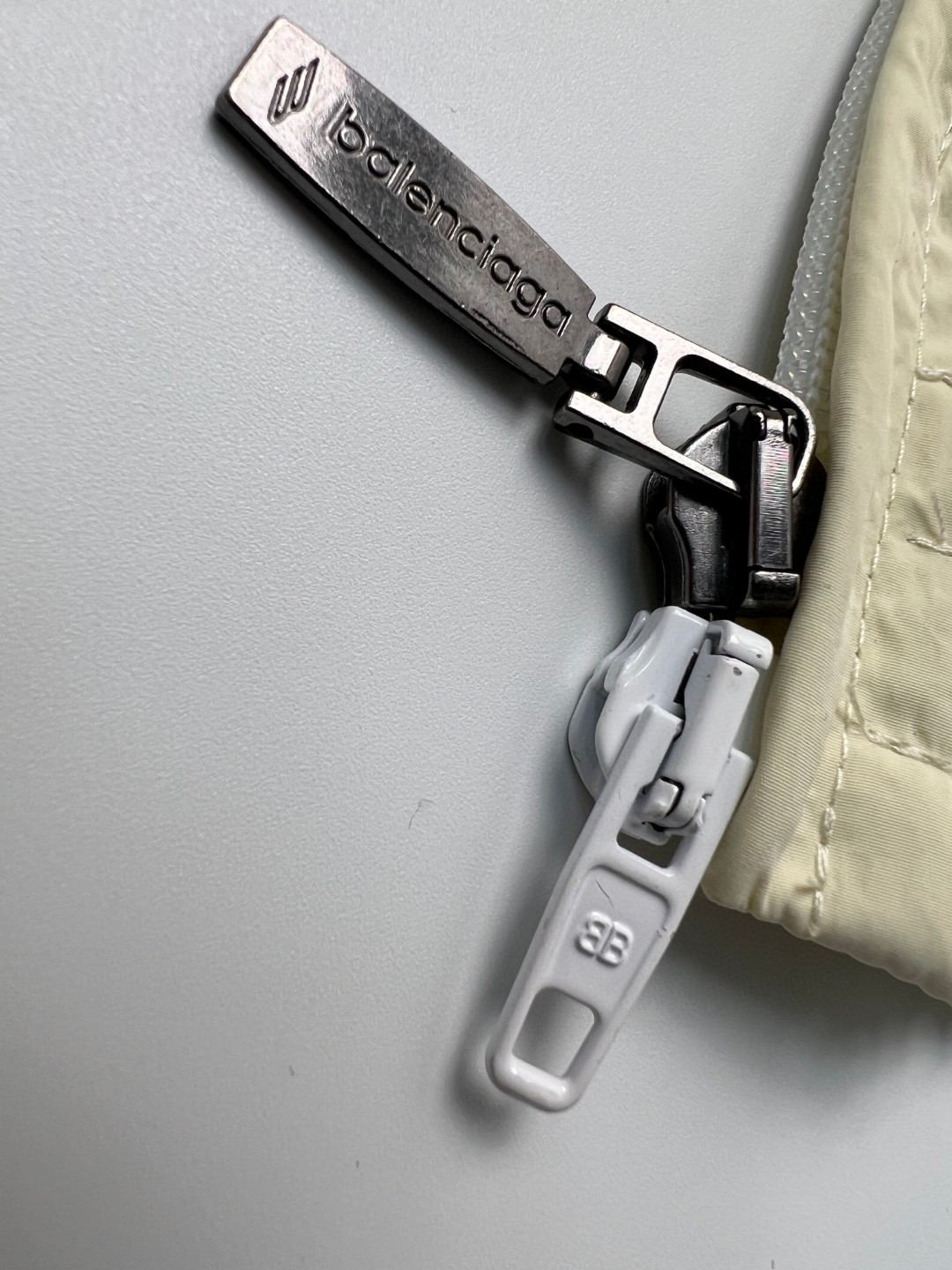 Balenciaga 巴黎世家 FW23 Logo字母印花撞色防晒立领夹克 长袖 冲锋衣 外套 秋冬 米白色 746483TOO489000