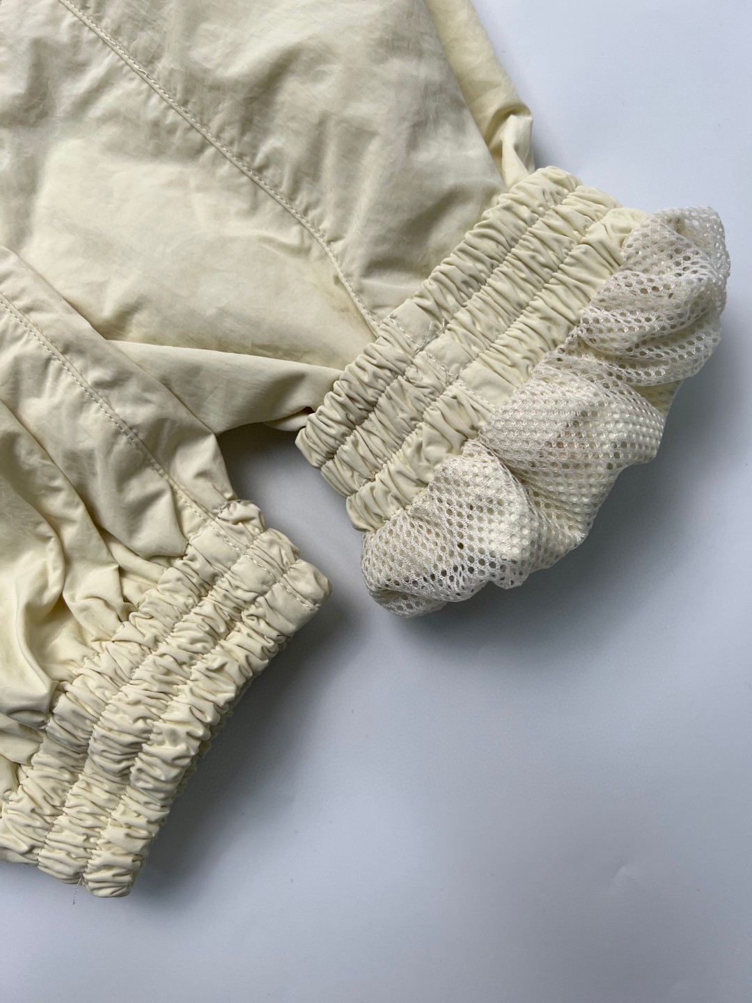 Balenciaga 巴黎世家 FW23 Logo字母印花撞色防晒立领夹克 长袖 冲锋衣 外套 秋冬 米白色 746483TOO489000