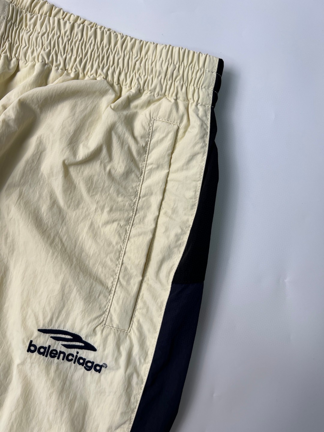 Balenciaga 巴黎世家 SS23 纯色松紧腰字母logo运动裤 休闲裤 长裤 男款 米白色 746510TOO489000