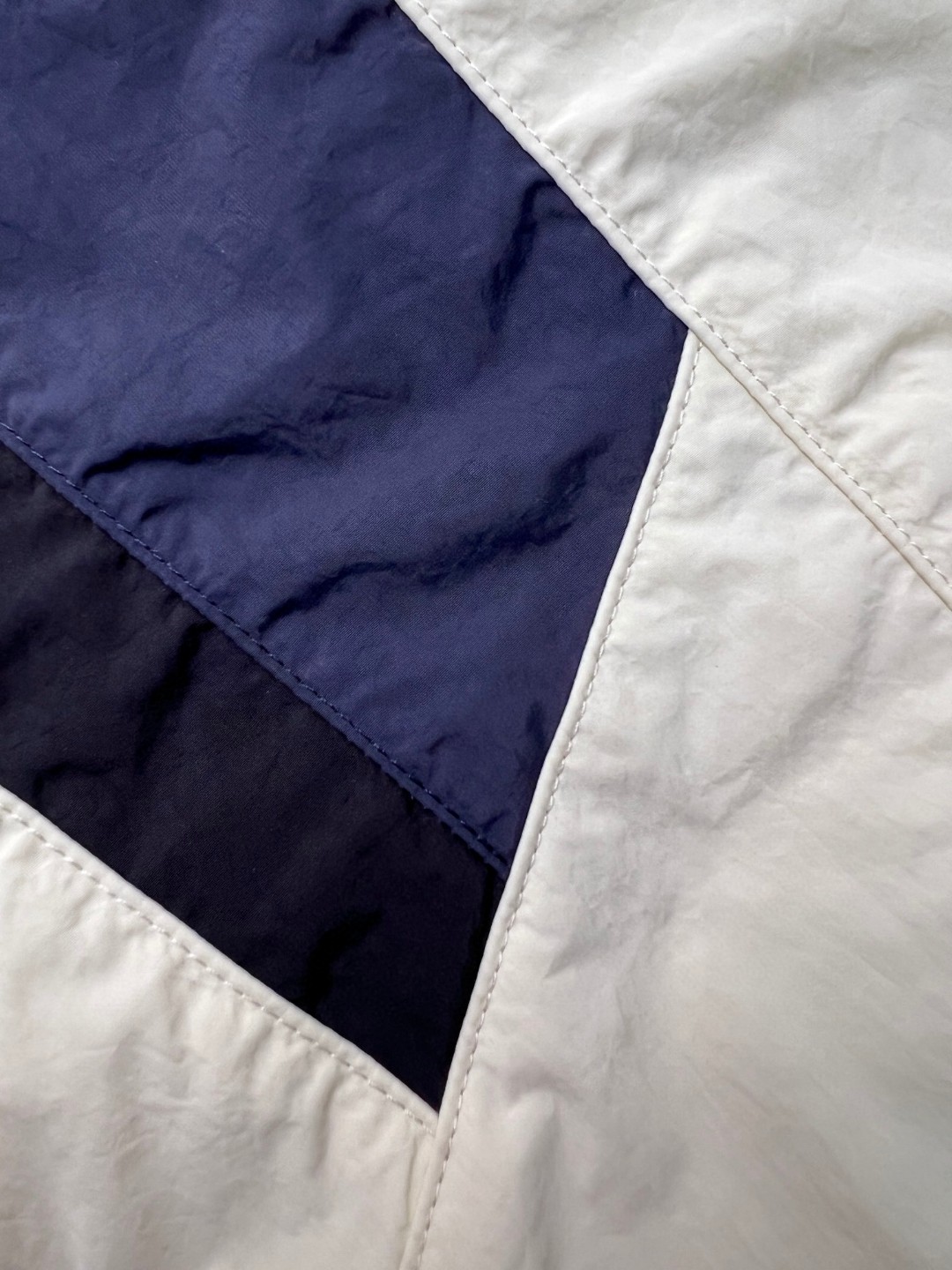 Balenciaga 巴黎世家 FW23 Logo字母印花撞色防晒立领夹克 长袖 冲锋衣 外套 秋冬 米白色 746483TOO489000