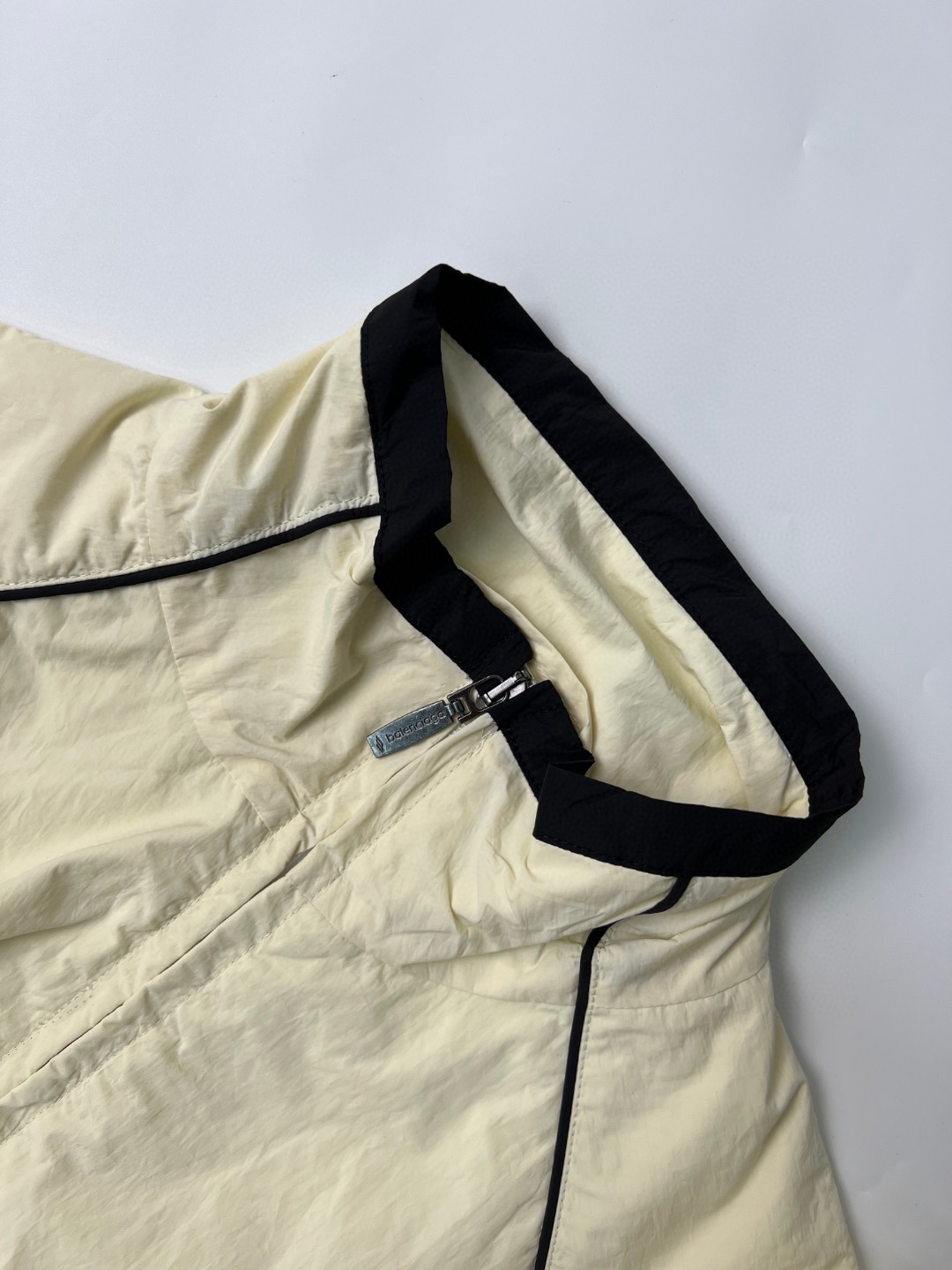Balenciaga 巴黎世家 FW23 Logo字母印花撞色防晒立领夹克 长袖 冲锋衣 外套 秋冬 米白色 746483TOO489000