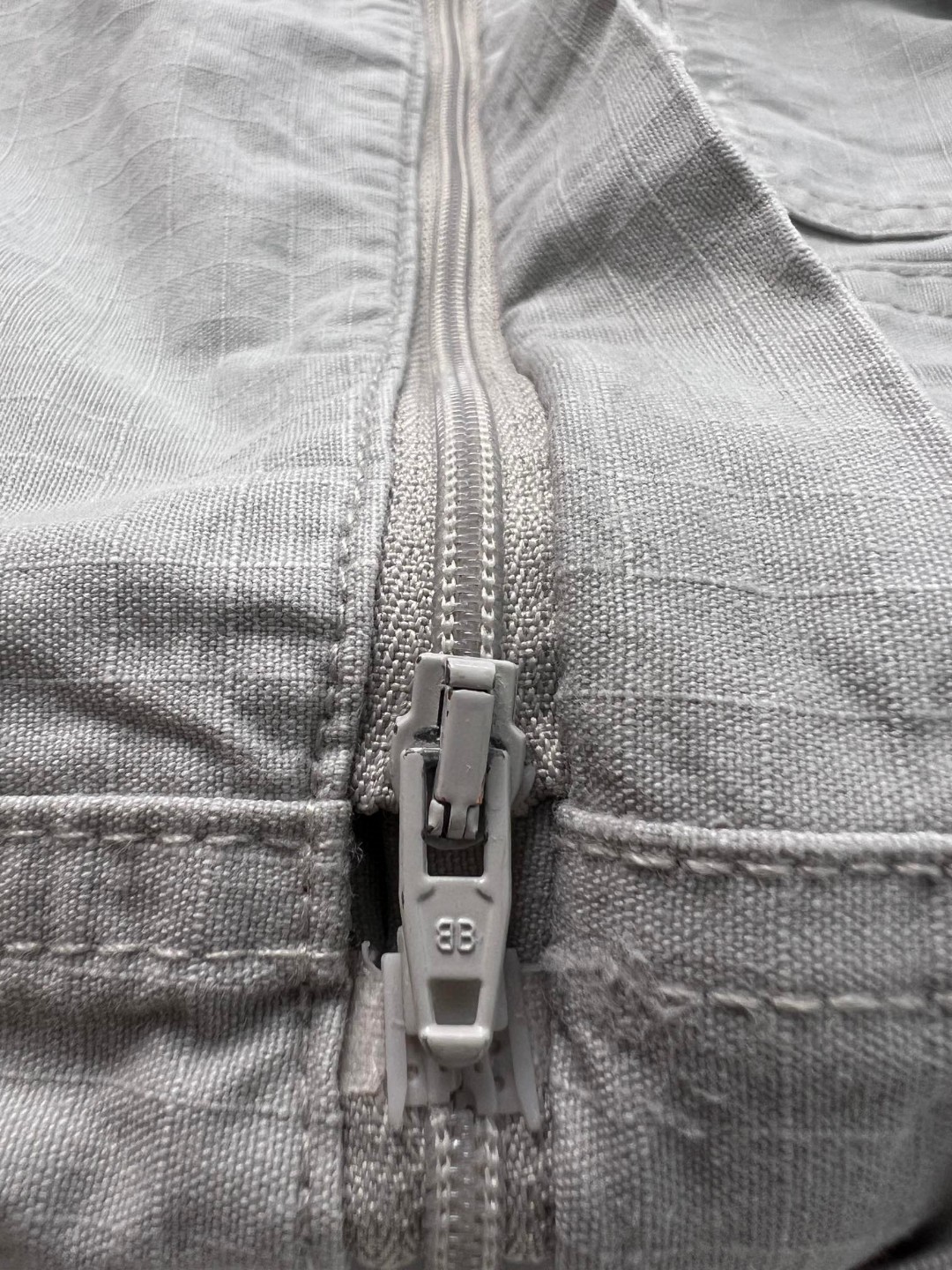 Balenciaga 巴黎世家 SS23 做旧破洞隐藏式拉链休闲裤 长裤 工装裤 男款 灰白色 746493TKP271400