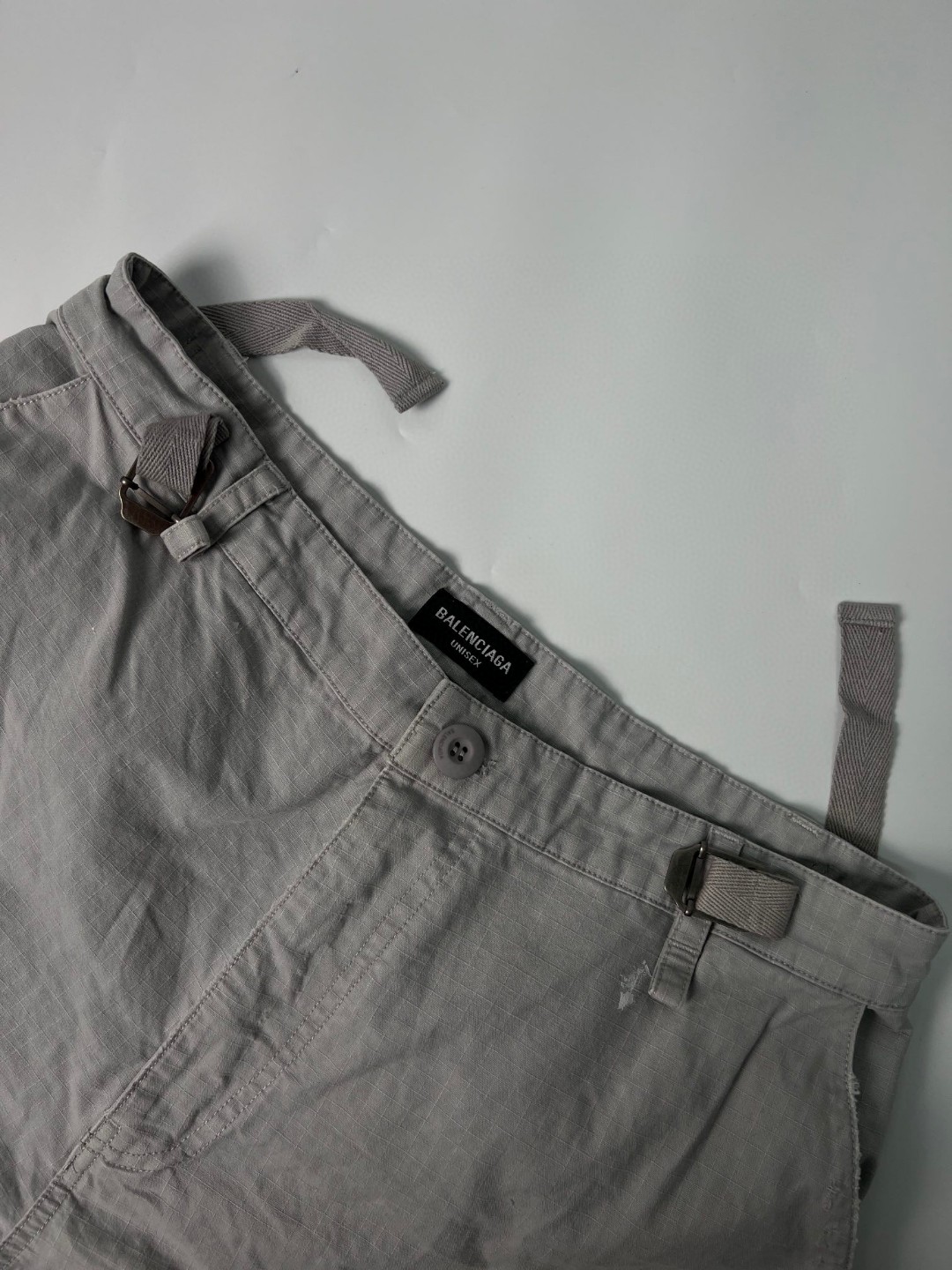 Balenciaga 巴黎世家 SS23 做旧破洞隐藏式拉链休闲裤 长裤 工装裤 男款 灰白色 746493TKP271400