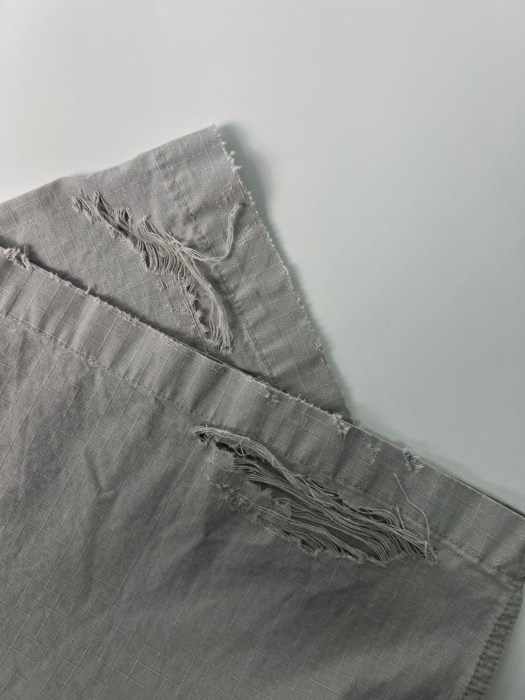 Balenciaga 巴黎世家 SS23 做旧破洞隐藏式拉链休闲裤 长裤 工装裤 男款 灰白色 746493TKP271400