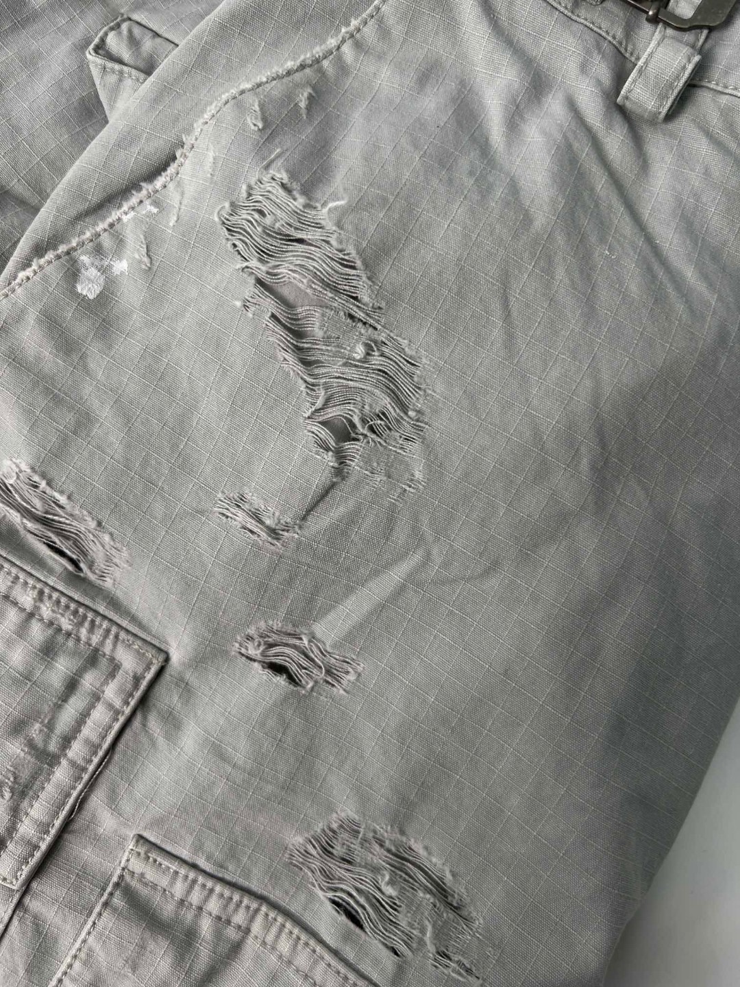 Balenciaga 巴黎世家 SS23 做旧破洞隐藏式拉链休闲裤 长裤 工装裤 男款 灰白色 746493TKP271400