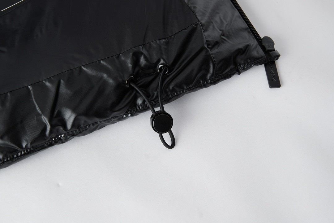 PRADA 普拉达 红标胶条马甲 羽绒服 无袖 男女同款 黑色 SGB275-1T2Y-F0002-S-192