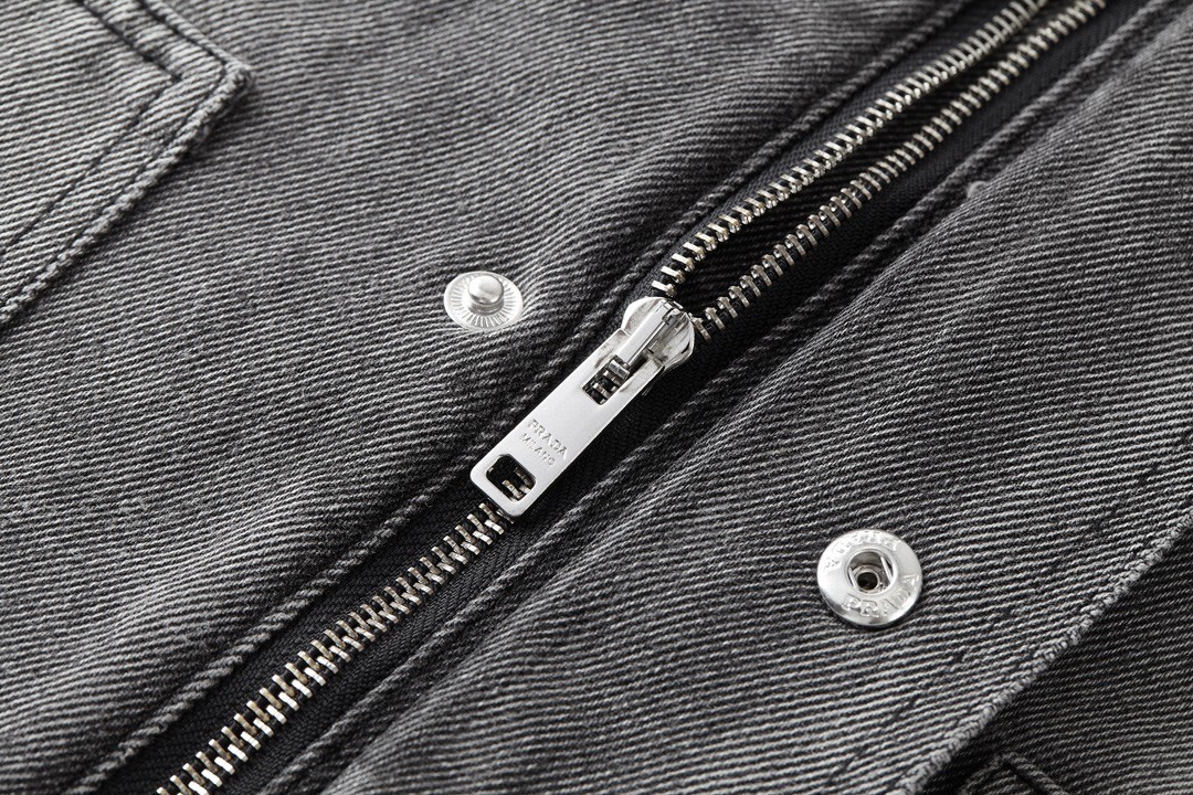 PRADA 普拉达 三角徽标 水洗做旧牛仔外套 夹克 长袖 男女同款 黑灰色 