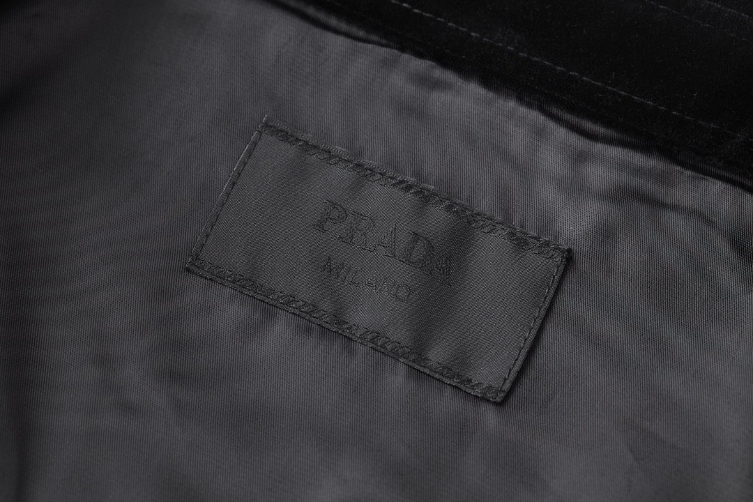 PRADA 普拉达 SS23 纯色三角徽标 天鹅绒衬衫 夹克 外套 长袖 男女同款 黑色 SC657-12HO-F0002-S-231
