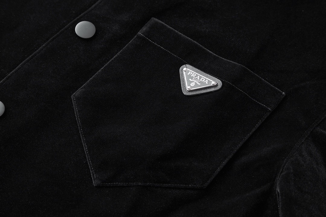 PRADA 普拉达 SS23 纯色三角徽标 天鹅绒衬衫 夹克 外套 长袖 男女同款 黑色 SC657-12HO-F0002-S-231