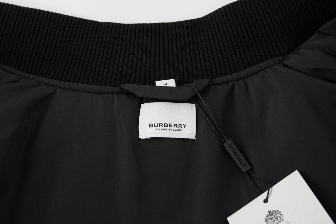 Burberry 巴宝莉 后背棋盘格徽章刺绣 棉服 夹克 长袖 外套 秋冬款 男女同款 黑色 
