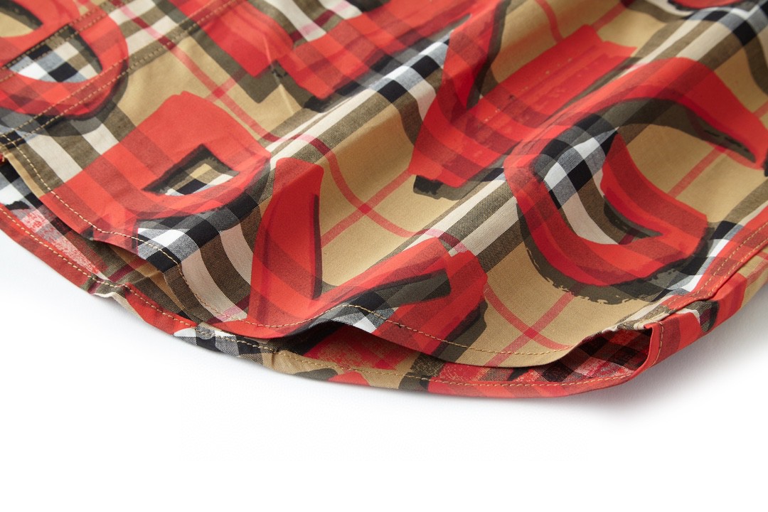 Burberry 巴宝莉 字母涂鸦格纹翻领单排扣衬衫 长袖 秋冬款 男女同款 红色