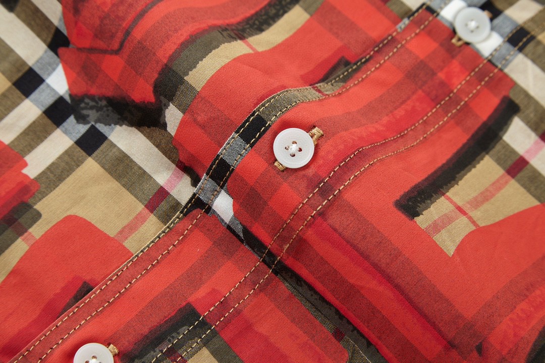 Burberry 巴宝莉 字母涂鸦格纹翻领单排扣衬衫 长袖 秋冬款 男女同款 红色