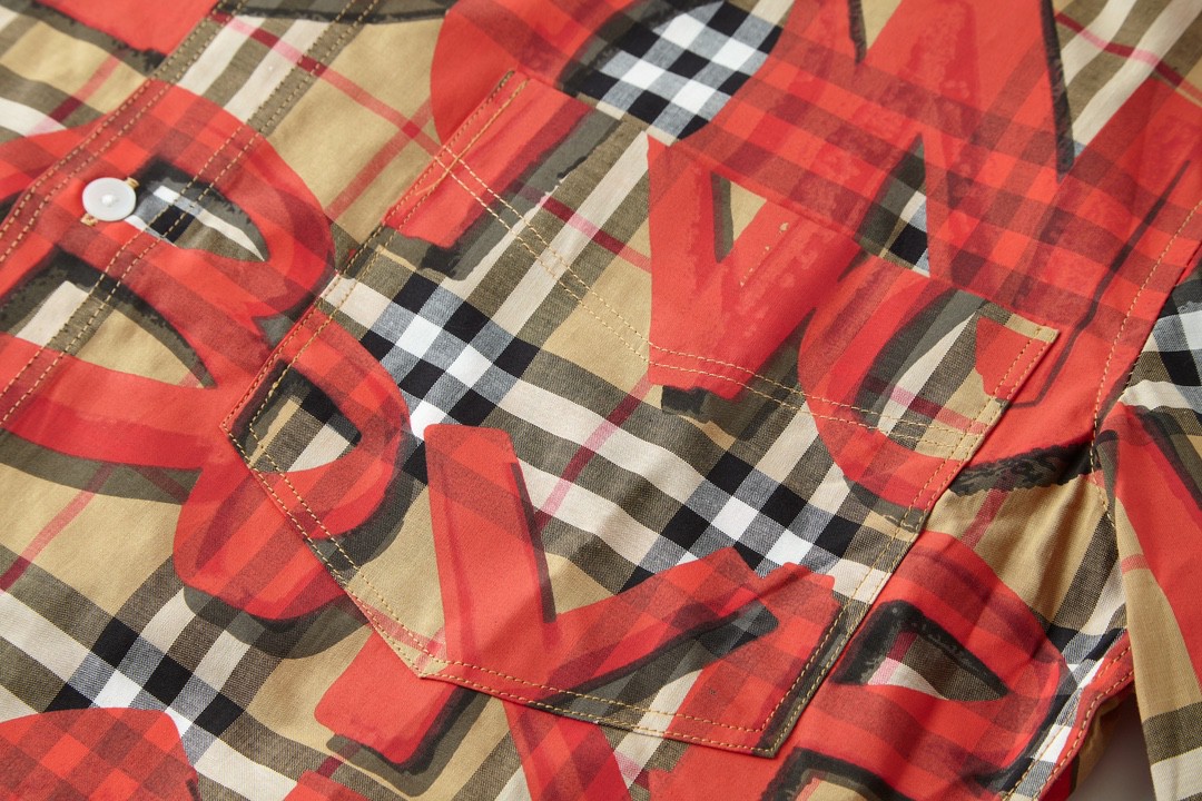 Burberry 巴宝莉 字母涂鸦格纹翻领单排扣衬衫 长袖 秋冬款 男女同款 红色