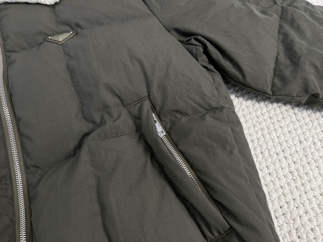 PRADA 普拉达 纯色Logo贴标 羊羔毛翻领羽绒服 夹克 外套 长袖 绿色 SGC409-1P4Q-F0414-S-232