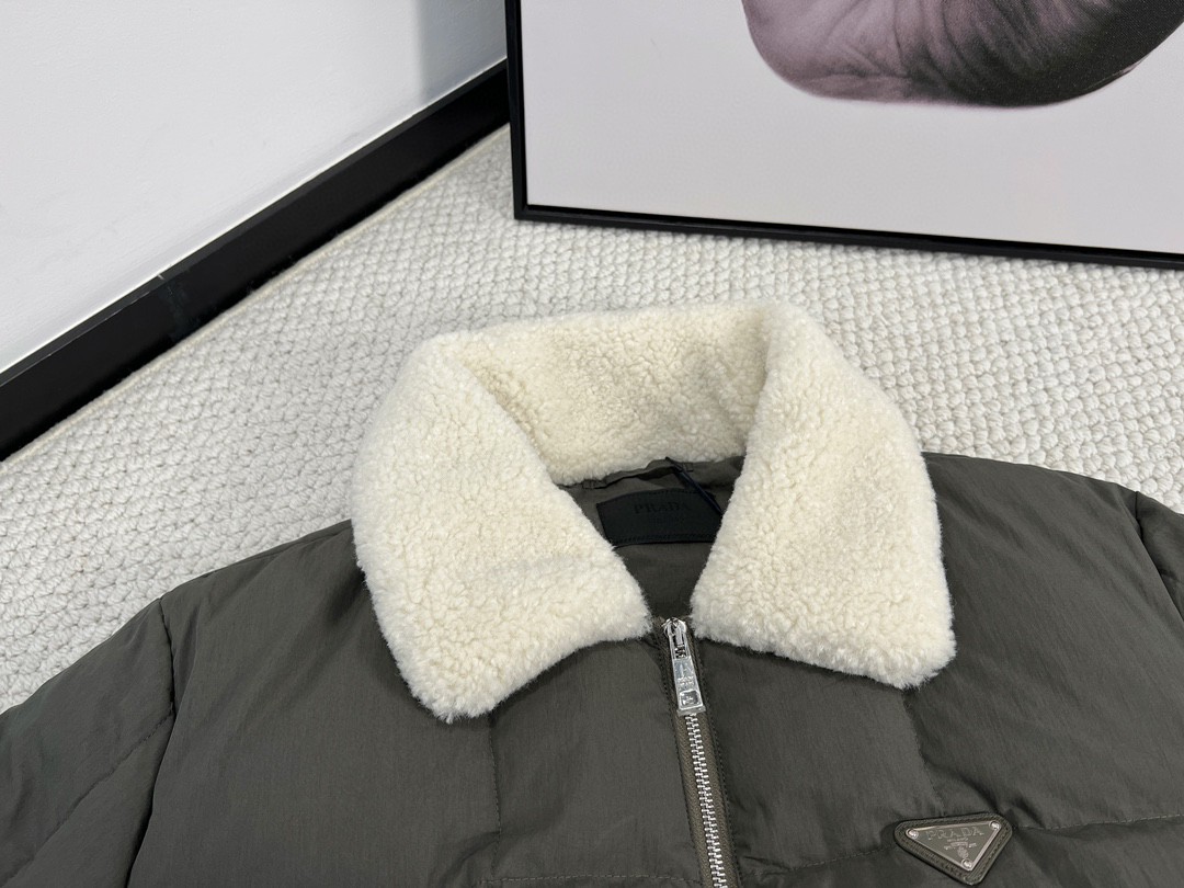 PRADA 普拉达 纯色Logo贴标 羊羔毛翻领羽绒服 夹克 外套 长袖 绿色 SGC409-1P4Q-F0414-S-232