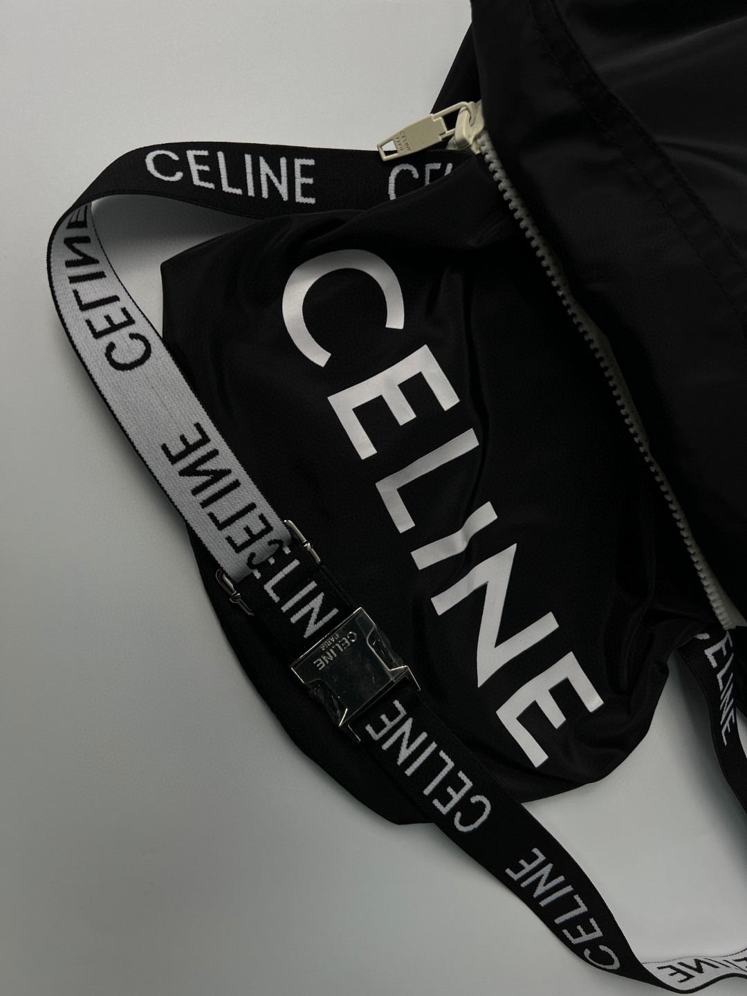 CELINE 赛琳 半拉链多功能 连帽冲锋衣 夹克 外套 长袖 秋冬款 男女同款 黑色 2W531495M-38NO