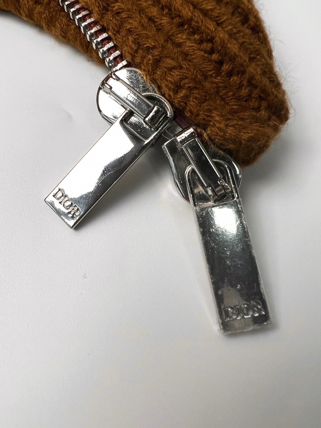 DIOR 迪奥 Denim Tears 联名款 字母印花拉链休闲高领针织开衫 毛衣 针织衫 长袖 秋冬款 红棕色 393M430AT697-C782