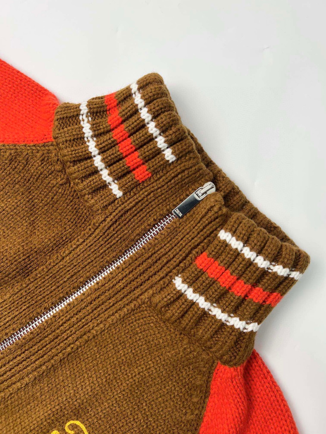 DIOR 迪奥 Denim Tears 联名款 字母印花拉链休闲高领针织开衫 毛衣 针织衫 长袖 秋冬款 红棕色 393M430AT697-C782