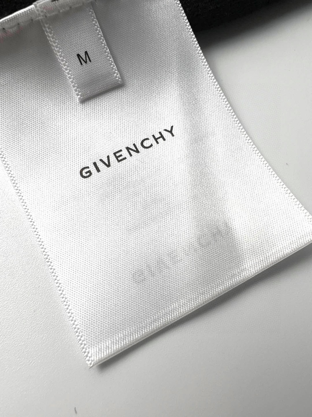 Givenchy 纪梵希 纯色袖子口袋设计 圆领套头毛衣 针织衫 长袖 秋冬款 黑色 BM90PS4YG1-001