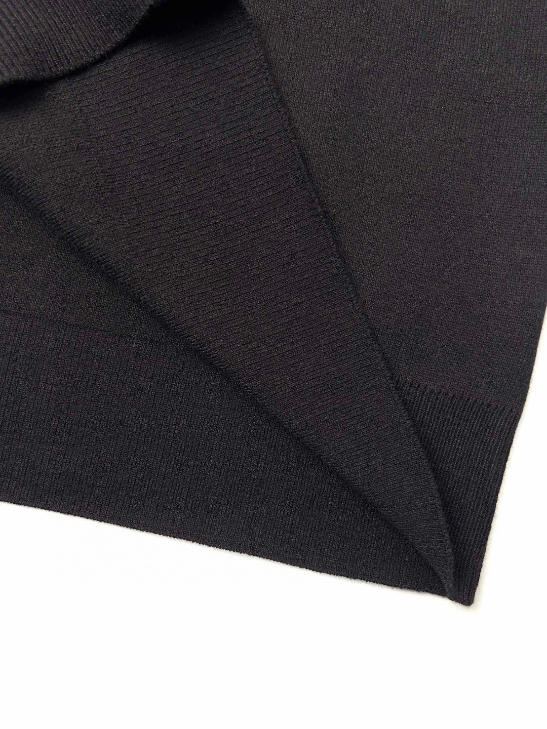 Givenchy 纪梵希 纯色袖子口袋设计 圆领套头毛衣 针织衫 长袖 秋冬款 黑色 BM90PS4YG1-001