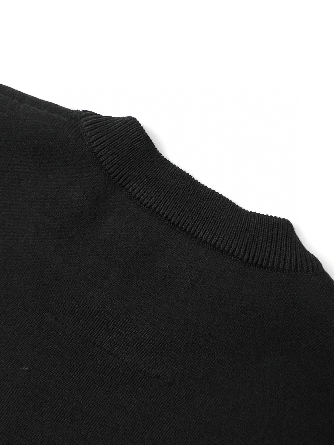 Givenchy 纪梵希 纯色袖子口袋设计 圆领套头毛衣 针织衫 长袖 秋冬款 黑色 BM90PS4YG1-001