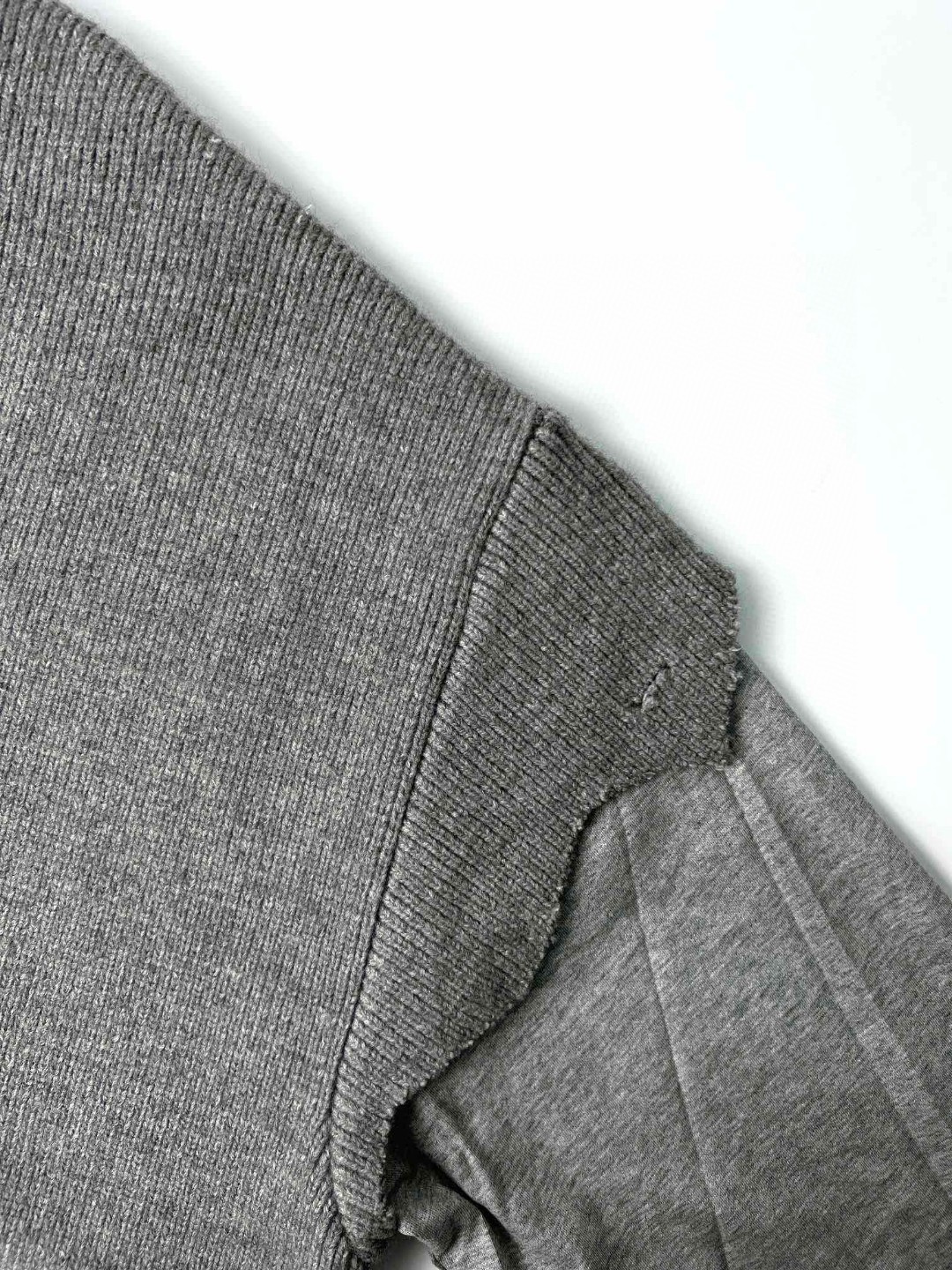 Givenchy 纪梵希 SS23 假两件套破坏毛衣 卫衣 套头 长袖 秋冬款 灰色 BM90MG4YE0-097