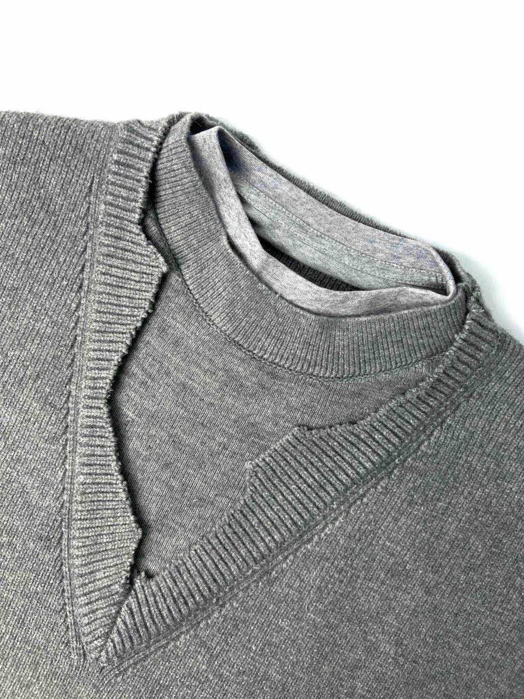 Givenchy 纪梵希 SS23 假两件套破坏毛衣 卫衣 套头 长袖 秋冬款 灰色 BM90MG4YE0-097