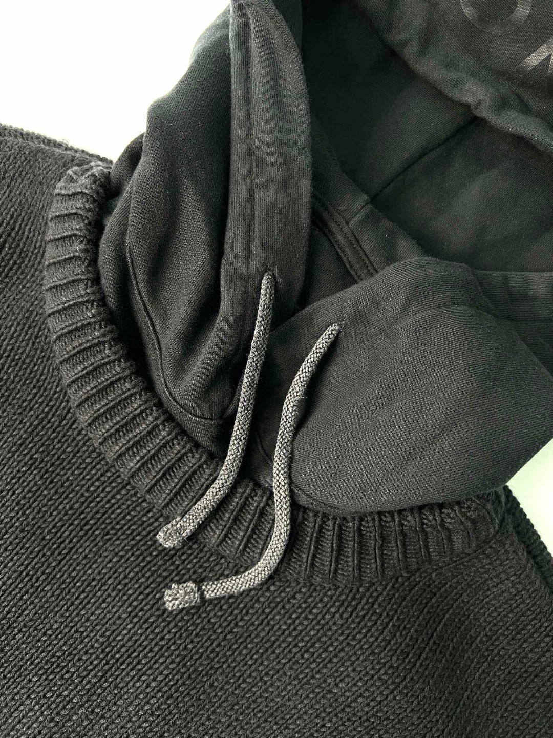 Givenchy 纪梵希 SS23 纯色破洞假三件套 连帽卫衣 套头 长袖 秋冬款 黑色 BM90ME4YDY-011