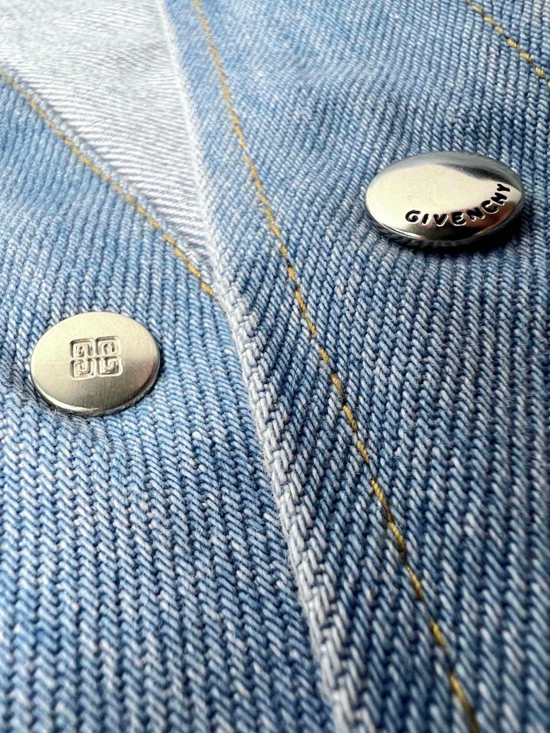 Givenchy 纪梵希 SS23 Logo刺绣印花单排扣牛仔衬衫 牛仔衣 长袖 秋冬款 蓝色 BM60X05Y5V-452