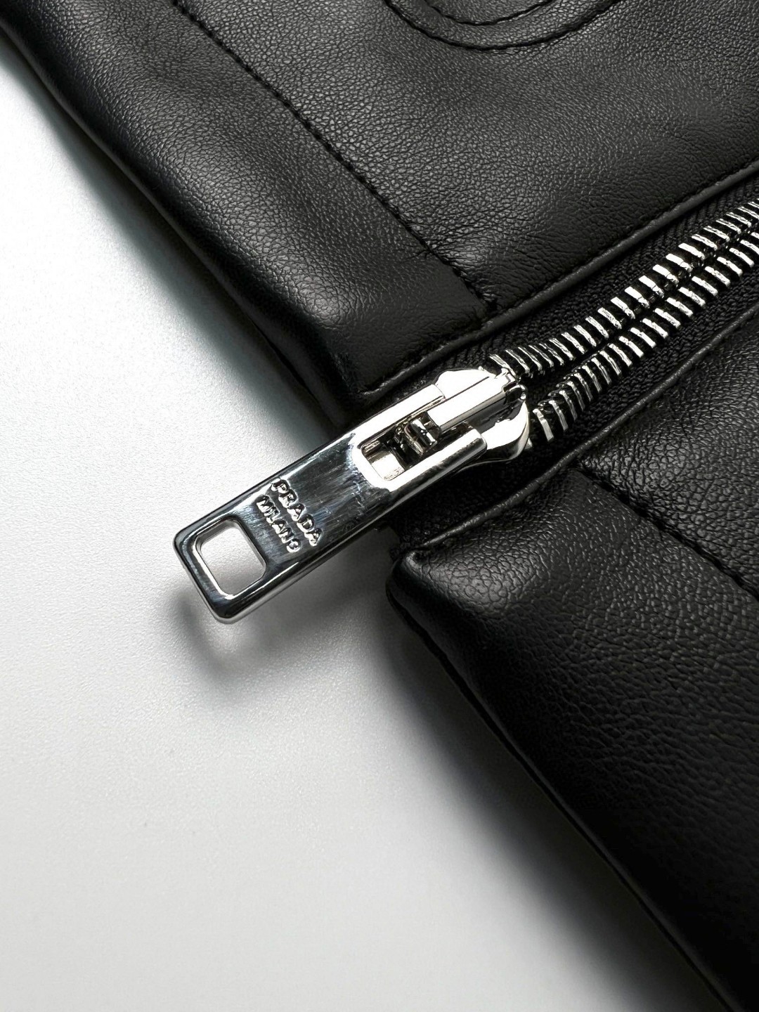 PRADA 普拉达 纯色Logo拉链休闲夹克 皮衣 外套 长袖 黑色 SGC182-1WQ8-F0002-S-231