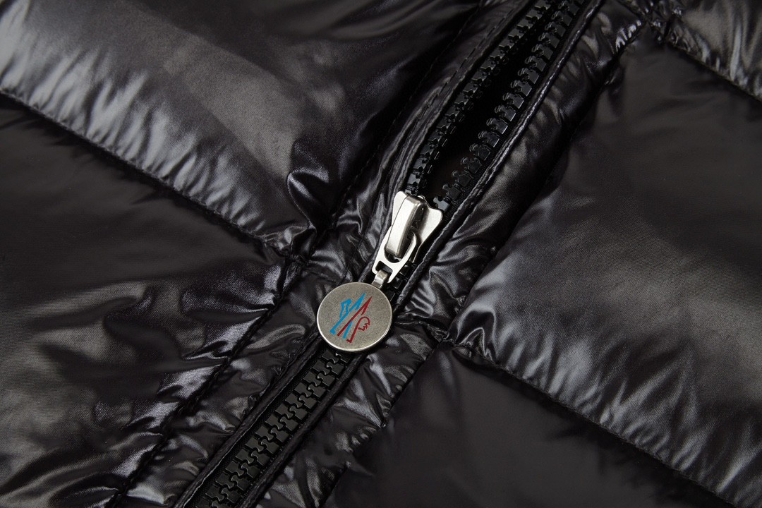 Moncler 蒙口 maya系列 漆面连帽羽绒服 马甲 保暖 外套 黑色 G20911A0015268950999