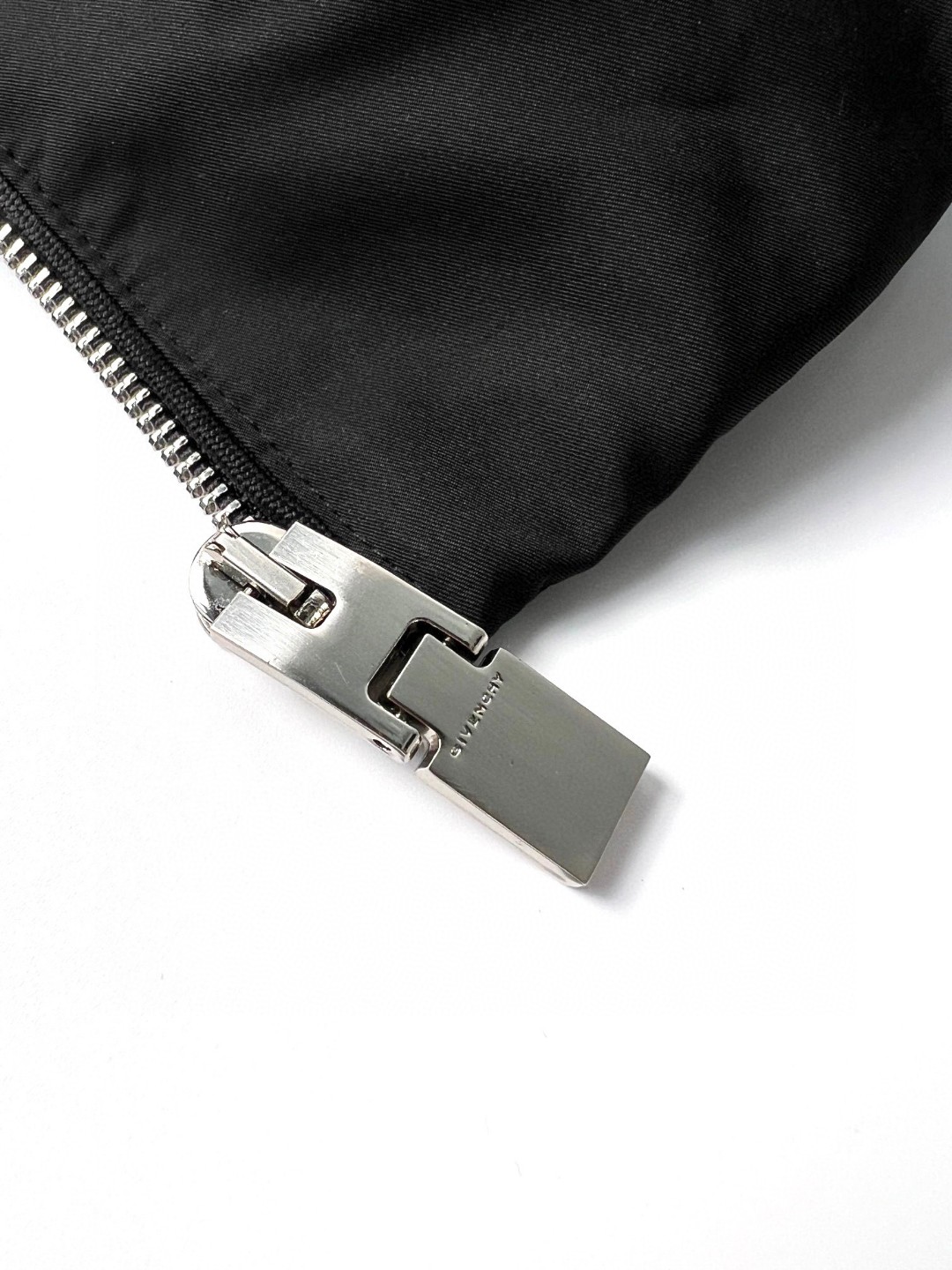 Givenchy 纪梵希 侧面卡扣立领羽绒马甲 羽绒服 外套 秋冬款 黑色