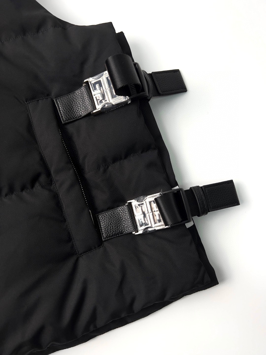 Givenchy 纪梵希 侧面卡扣立领羽绒马甲 羽绒服 外套 秋冬款 黑色