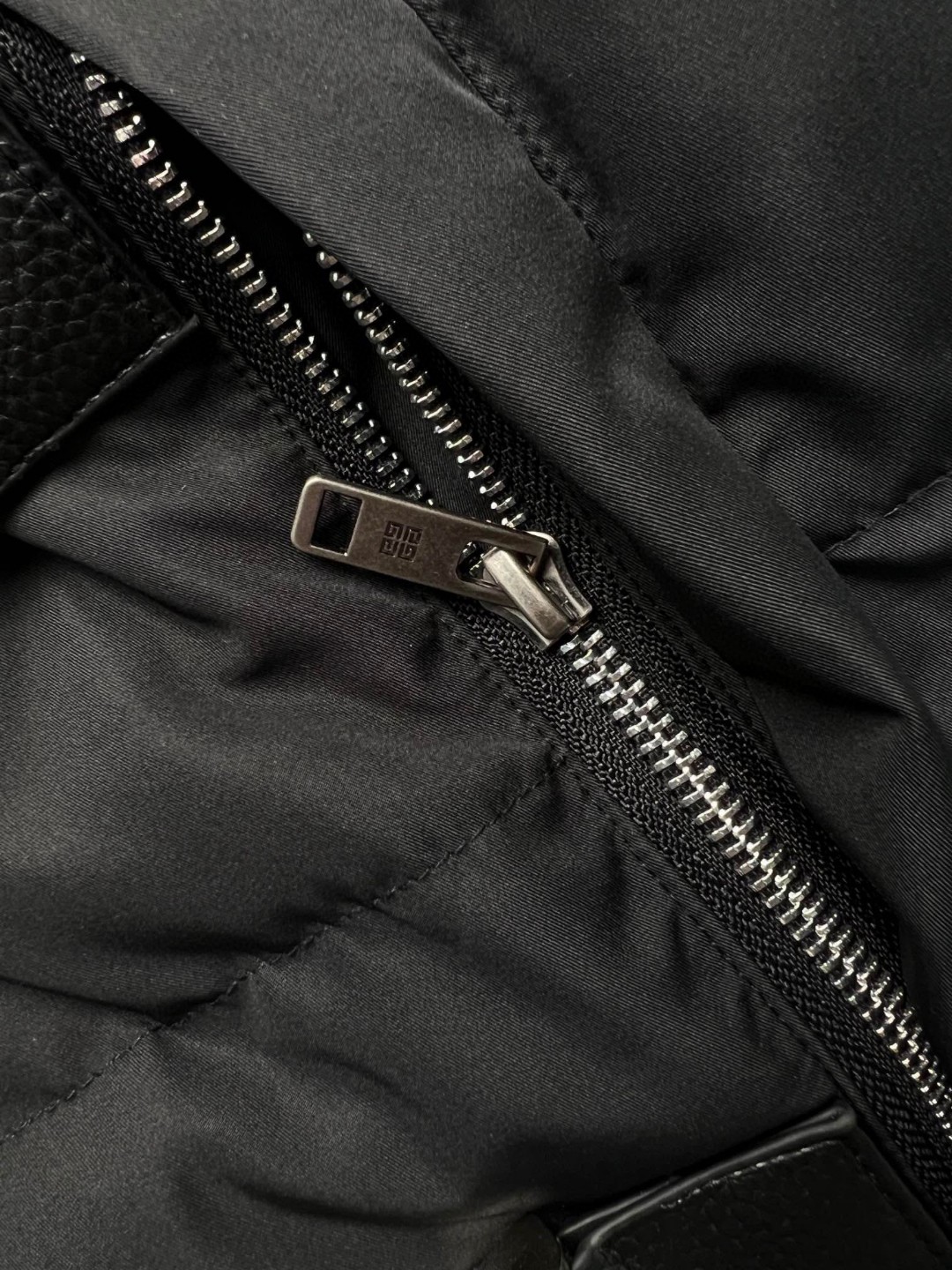 Givenchy 纪梵希 侧面卡扣立领羽绒马甲 羽绒服 外套 秋冬款 黑色