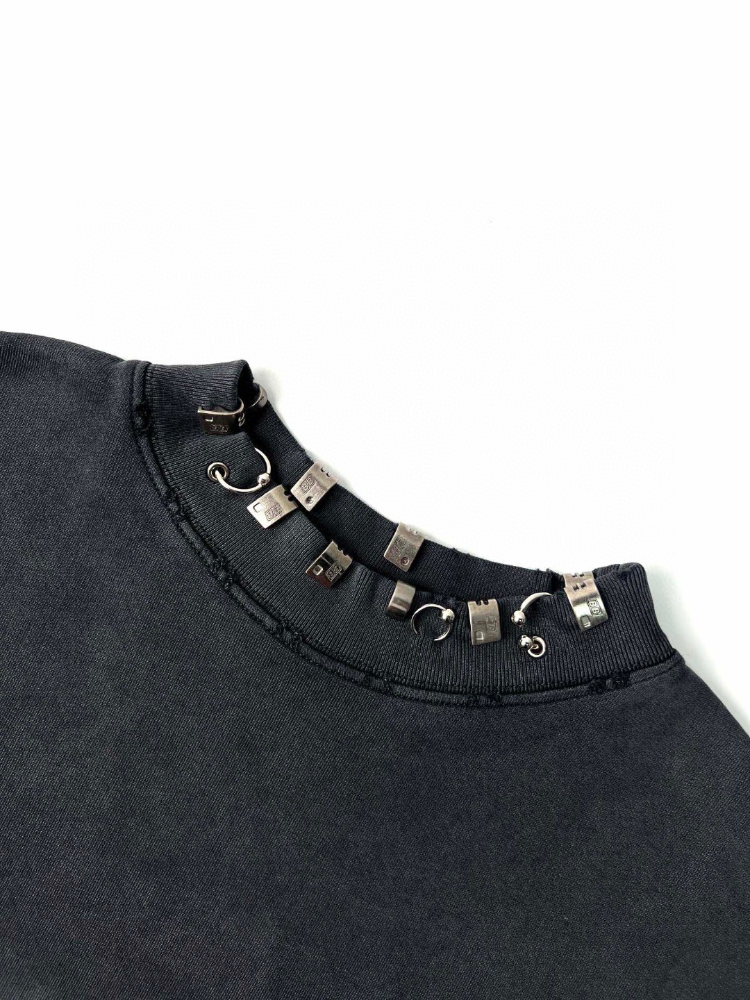 Balenciaga 巴黎世家 纯色领口穿孔金属饰品卫衣 长袖 圆领 秋冬 男女同款 黑色 762718TPVD91055