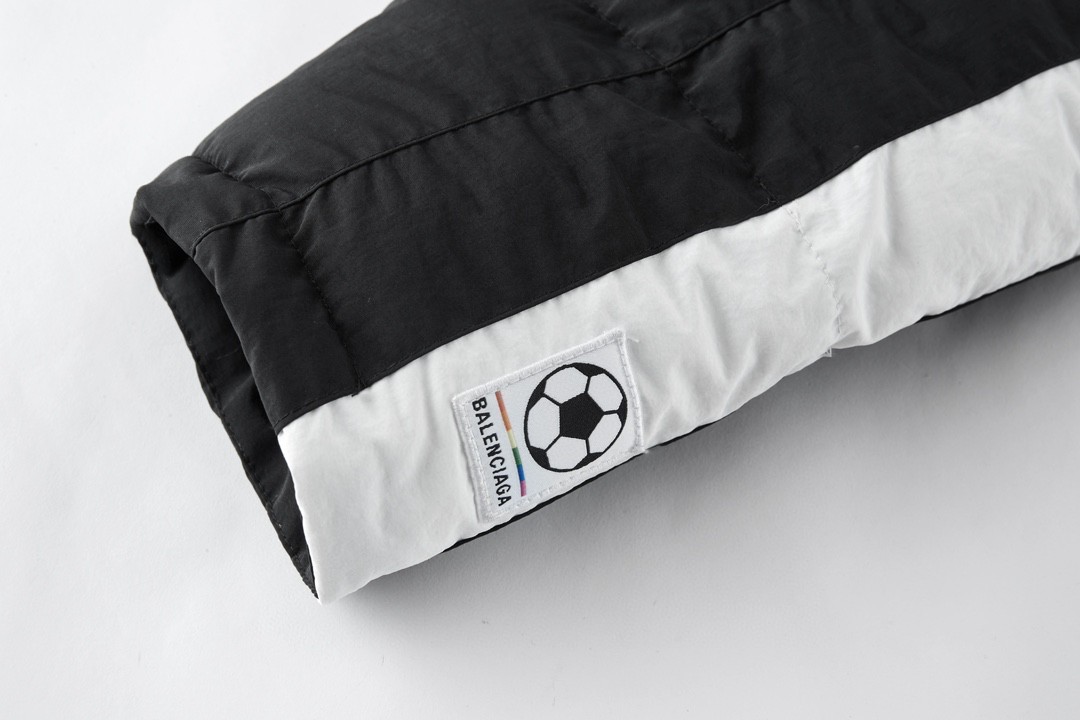 Balenciaga 巴黎世家 字母logo印花 足球羽绒服 外套 保暖 长袖 黑色