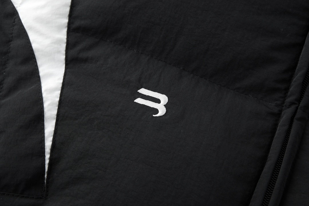 Balenciaga 巴黎世家 字母logo印花 足球羽绒服 外套 保暖 长袖 黑色