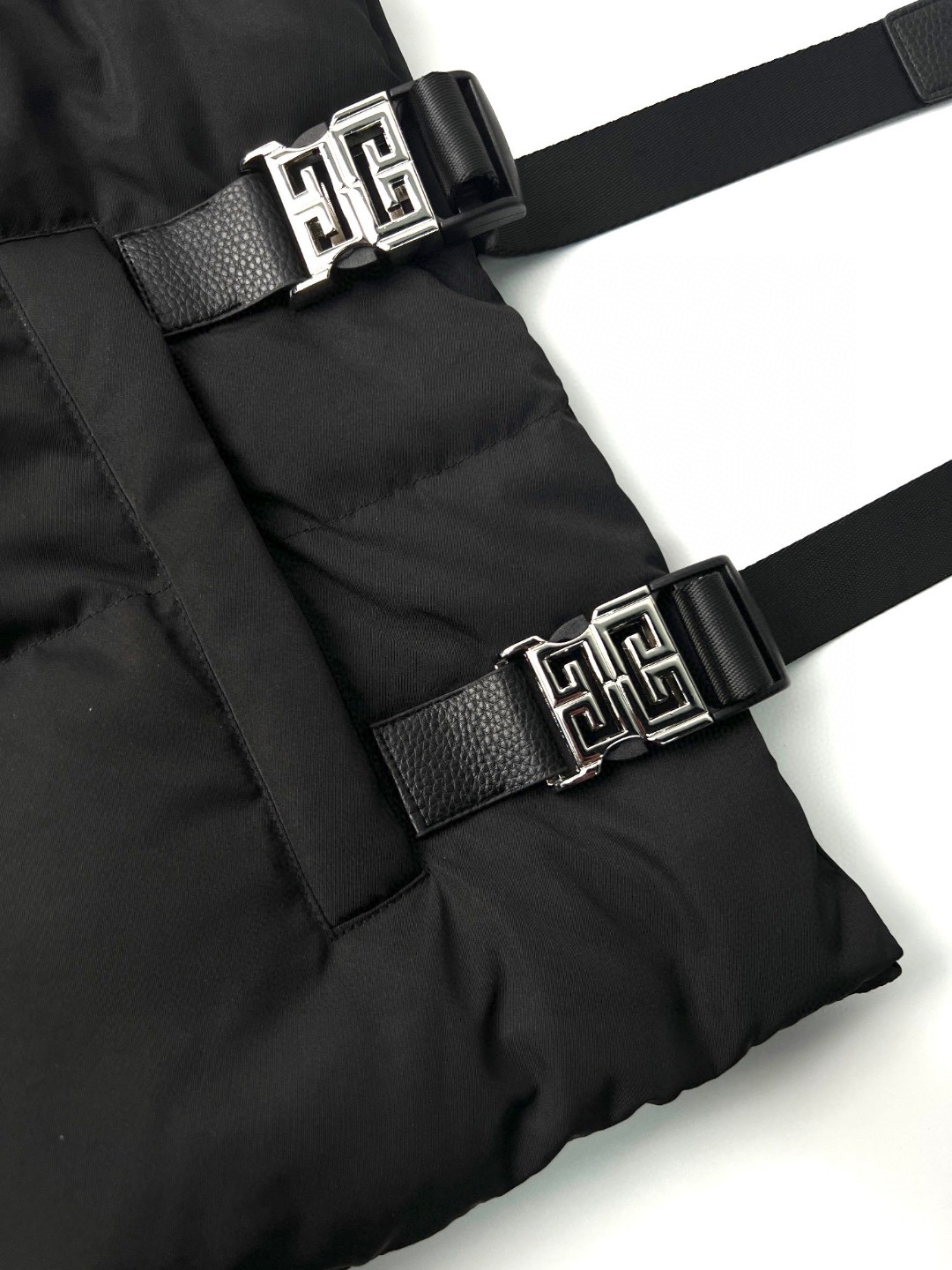 Givenchy 纪梵希 SS23 纯色立领拉链夹克 羽绒服 外套 秋冬款 黑色 BM00ZY13YT001