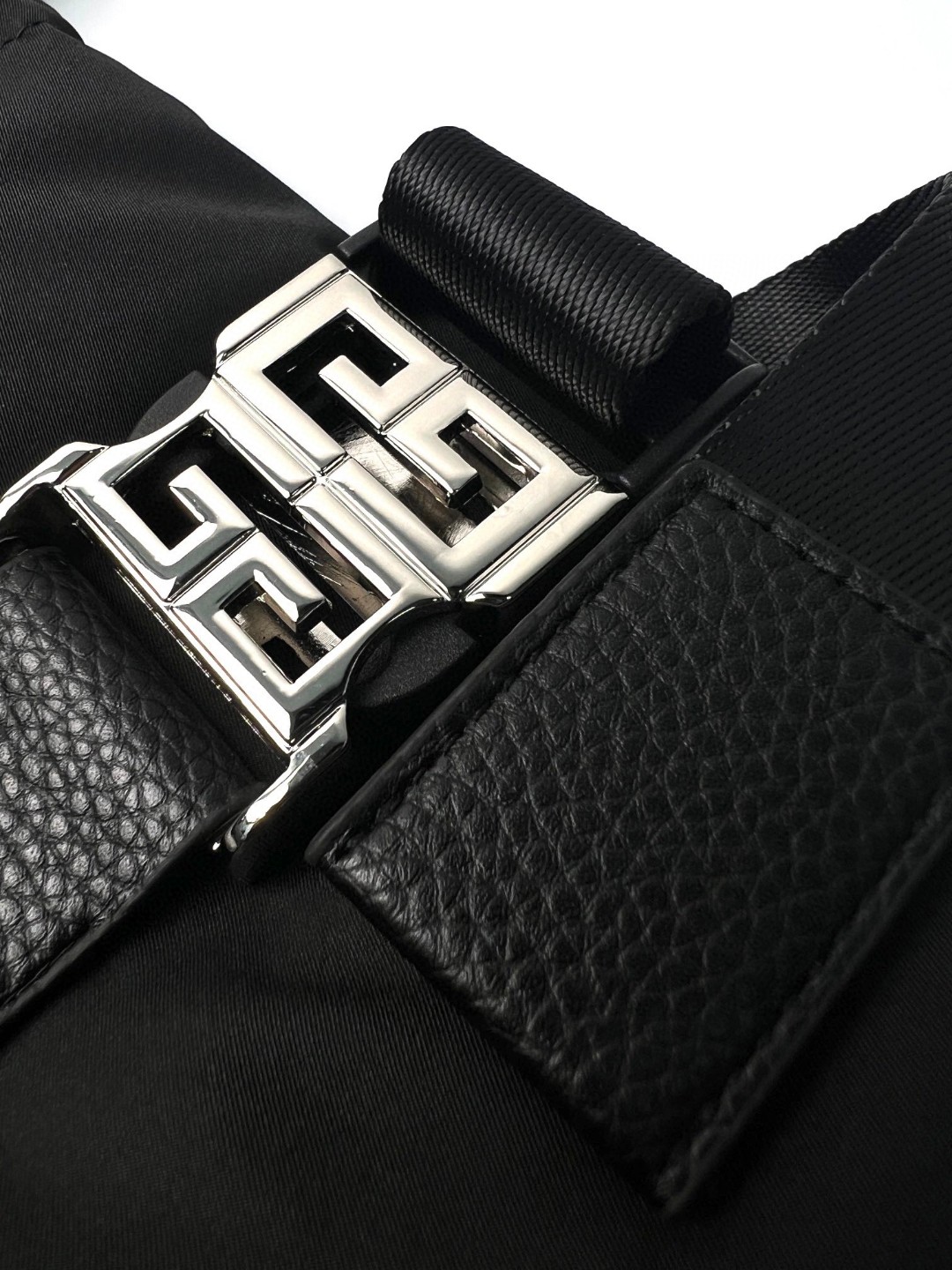 Givenchy 纪梵希 SS23 纯色立领拉链夹克 羽绒服 外套 秋冬款 黑色 BM00ZY13YT001