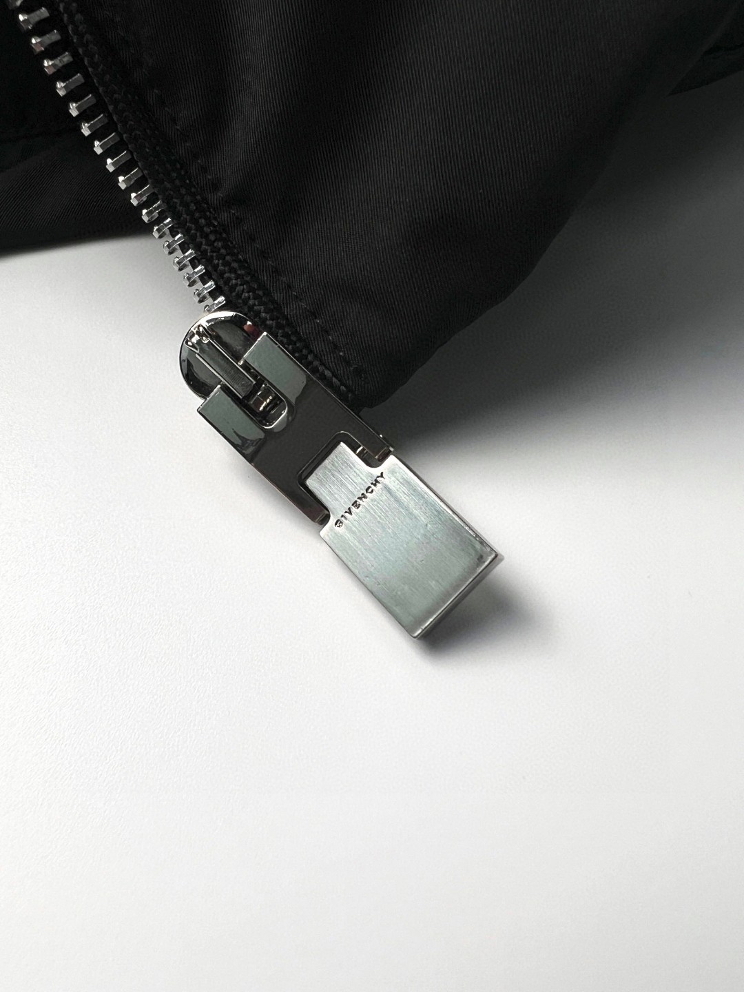 Givenchy 纪梵希 SS23 纯色立领拉链夹克 羽绒服 外套 秋冬款 黑色 BM00ZY13YT001