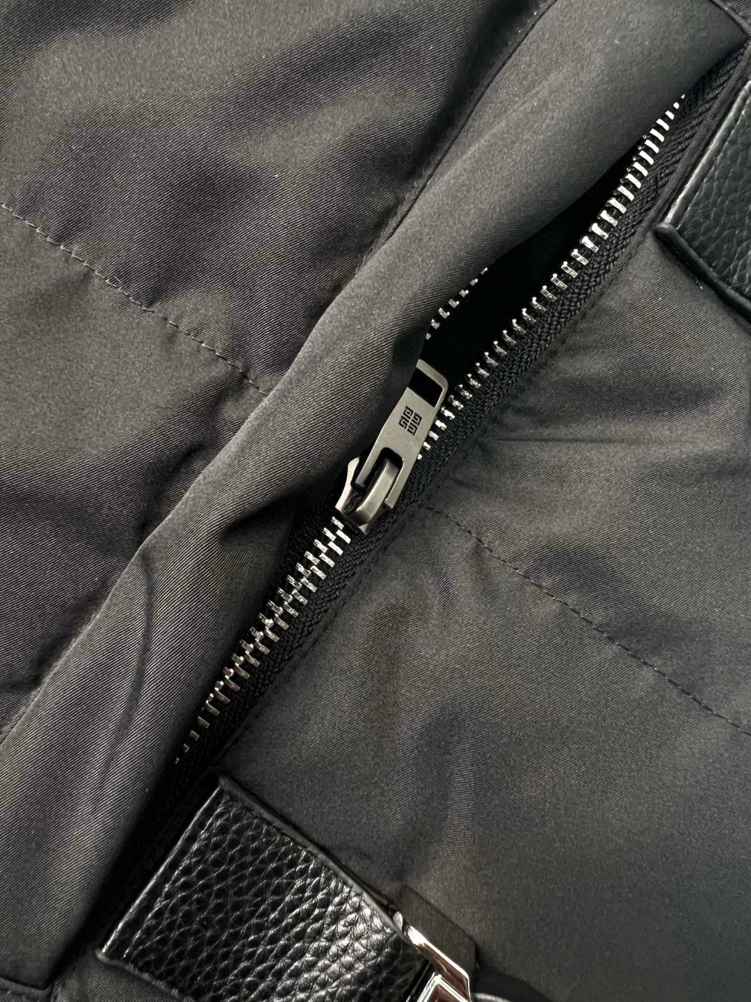 Givenchy 纪梵希 SS23 纯色立领拉链夹克 羽绒服 外套 秋冬款 黑色 BM00ZY13YT001