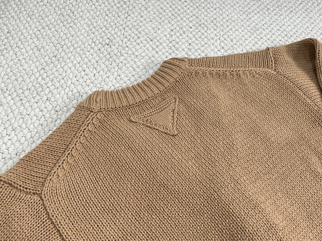PRADA 普拉达 纯色V领开衫 毛衣 针织衫 长袖 秋冬款 棕色 P25L42-11CT-F0040-S-222