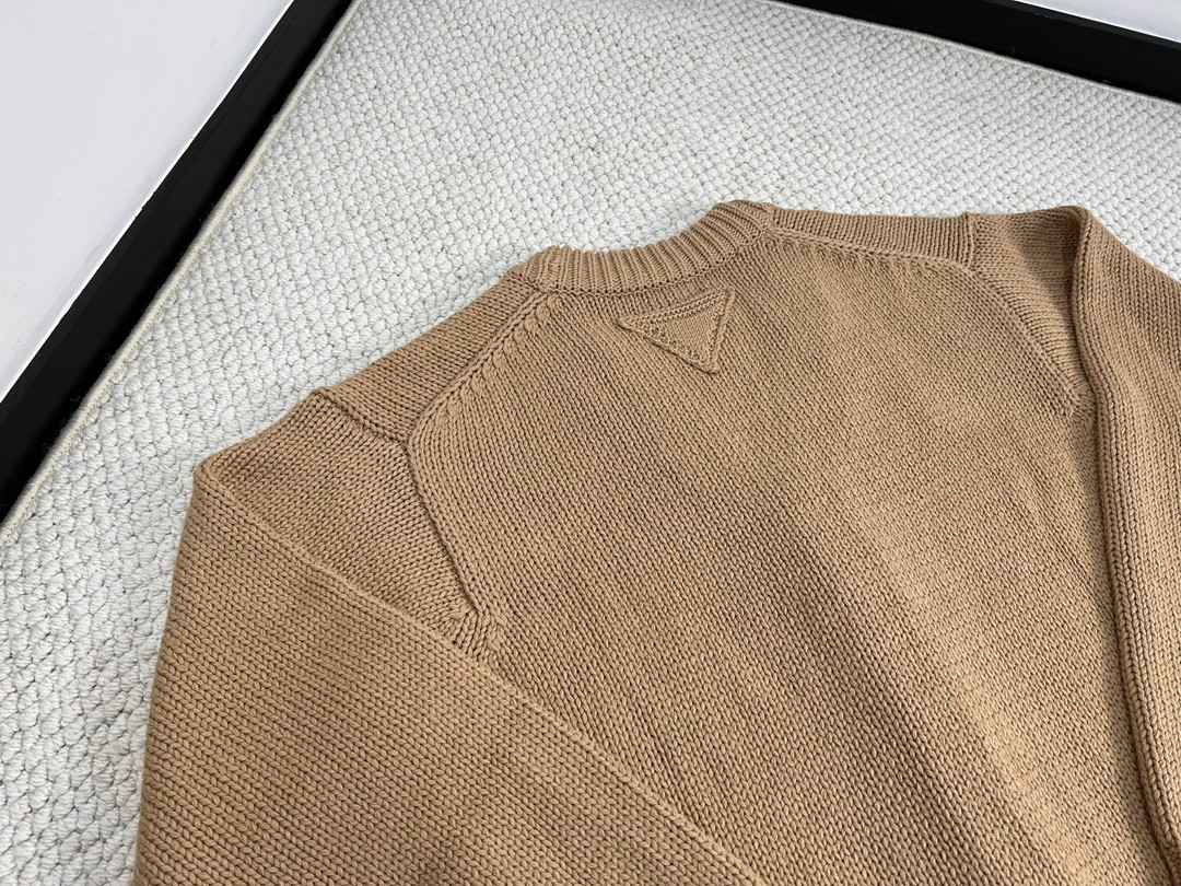 PRADA 普拉达 纯色V领开衫 毛衣 针织衫 长袖 秋冬款 棕色 P25L42-11CT-F0040-S-222