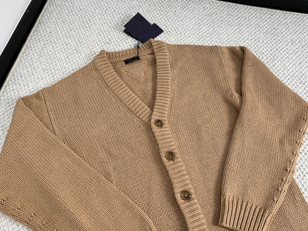 PRADA 普拉达 纯色V领开衫 毛衣 针织衫 长袖 秋冬款 棕色 P25L42-11CT-F0040-S-222