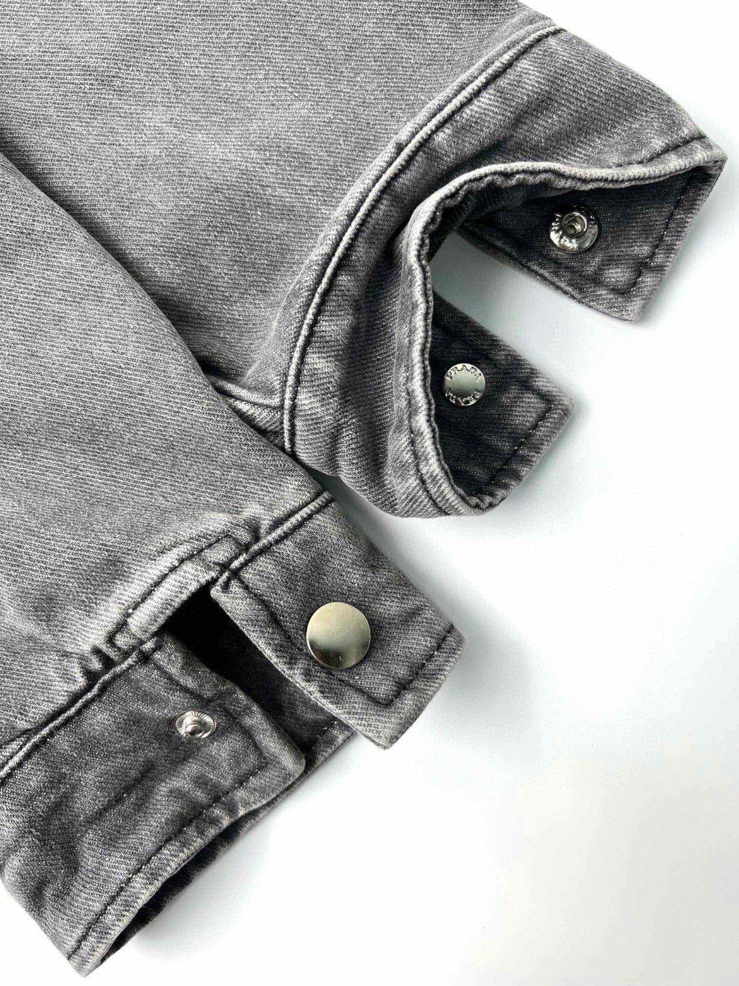 PRADA 普拉达 FW23 做旧Logo徽标拉链长袖衬衫 外套 男女同款 灰色 GEC086-13B4-F01AY-S-232