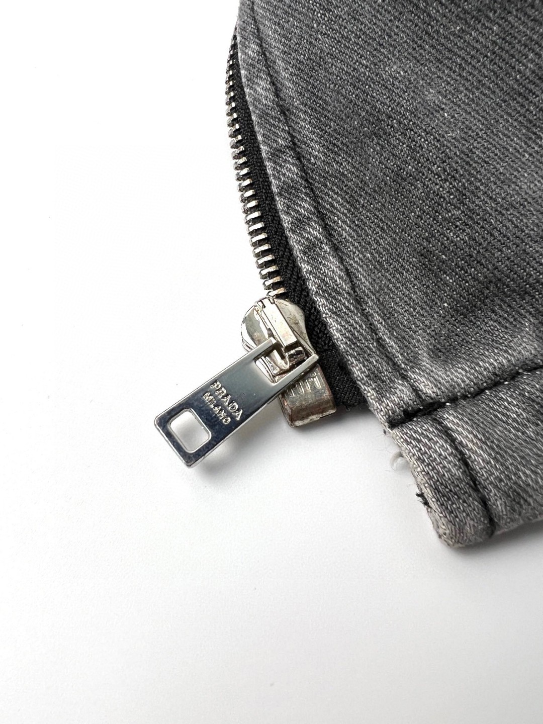 PRADA 普拉达 FW23 做旧Logo徽标拉链长袖衬衫 外套 男女同款 灰色 GEC086-13B4-F01AY-S-232