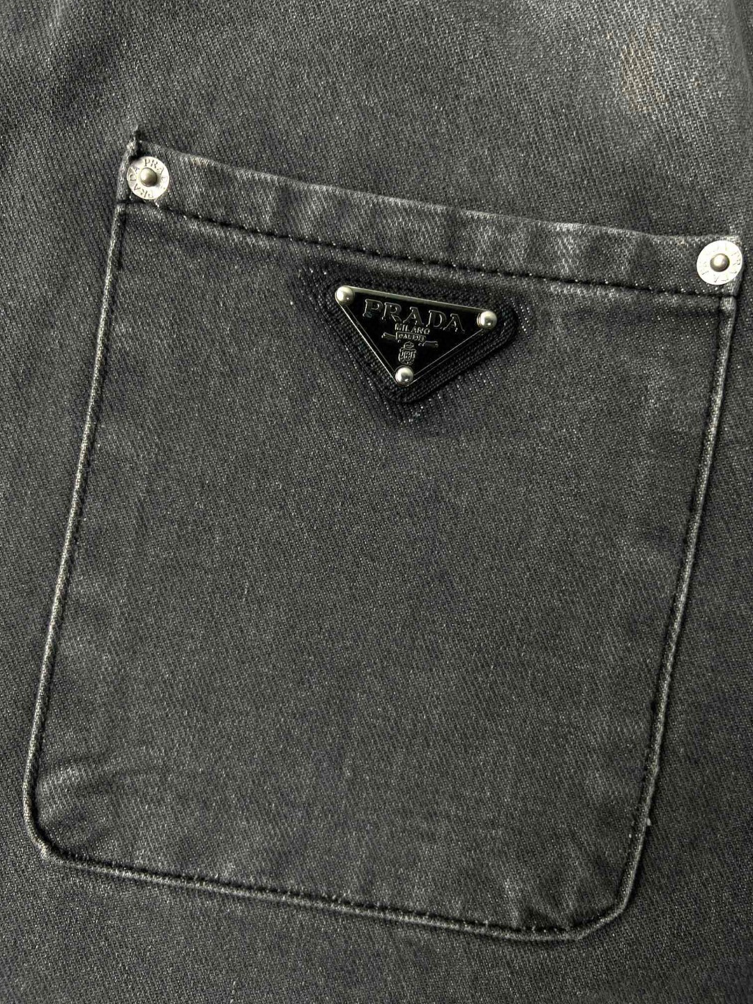 PRADA 普拉达 FW23 做旧Logo徽标拉链长袖衬衫 外套 男女同款 灰色 GEC086-13B4-F01AY-S-232